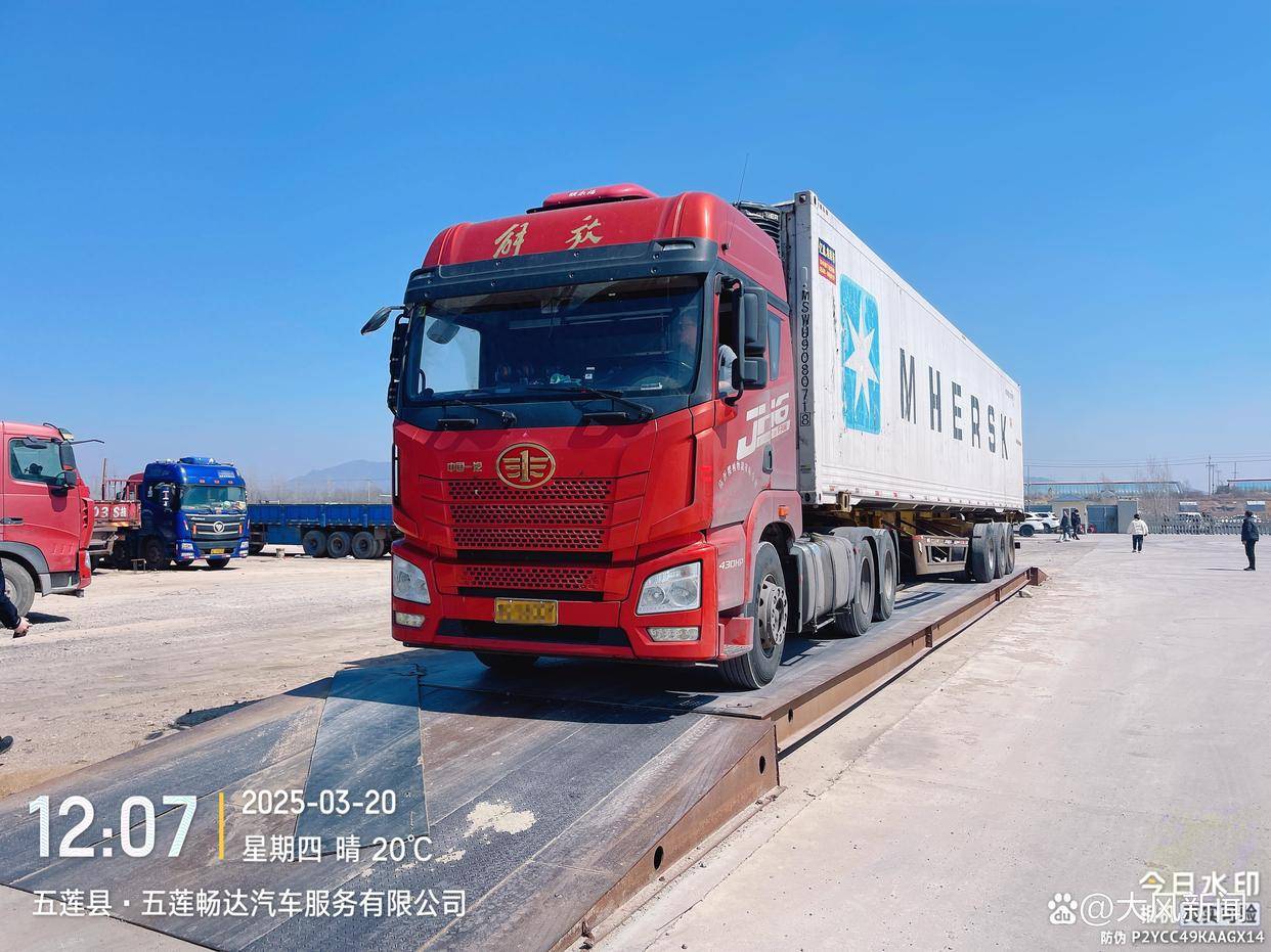 汽修店老板道路救援支千斤顶<strong></p>
<p>刷软件</strong>，大货车箱体侧翻致其身亡；五莲县警方：不属车祸建议自诉