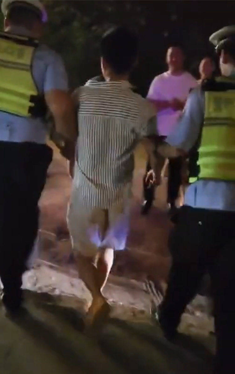 西安一男子酒驾撞击多车后叫嚣 警方：已刑拘