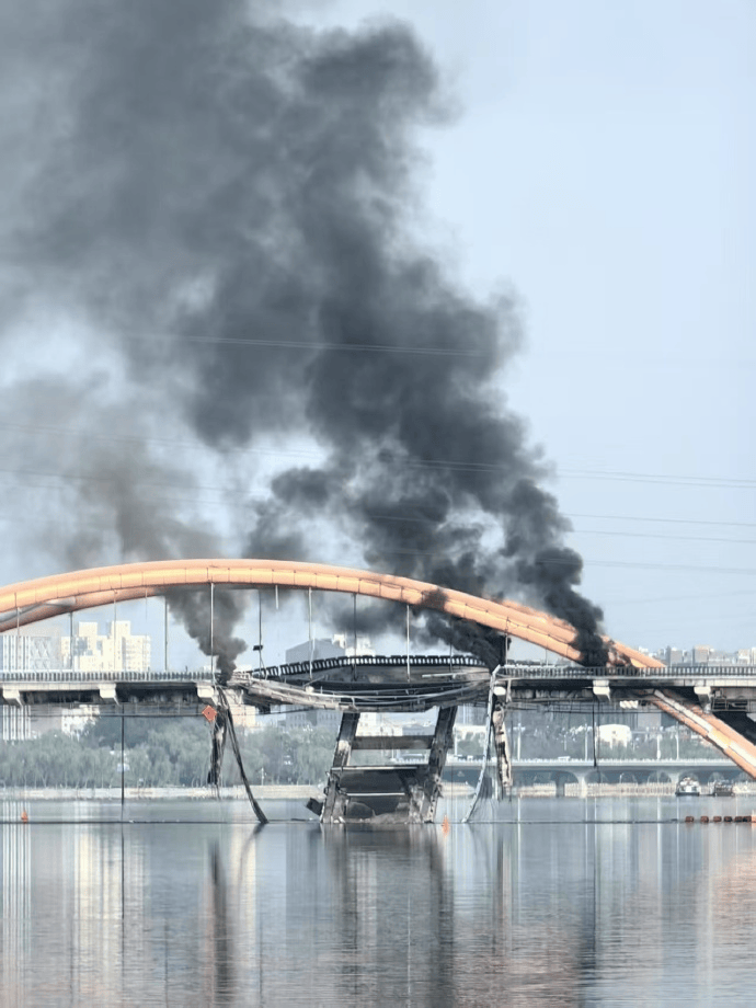 北京顺义潮白河大桥发生火情并部分坍塌<strong></p>
<p>软件</strong>,官方回应