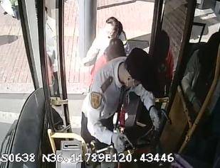 “您和孩子先上车，车子我来搬! ” 青岛公交司机亲情化服务获点赞