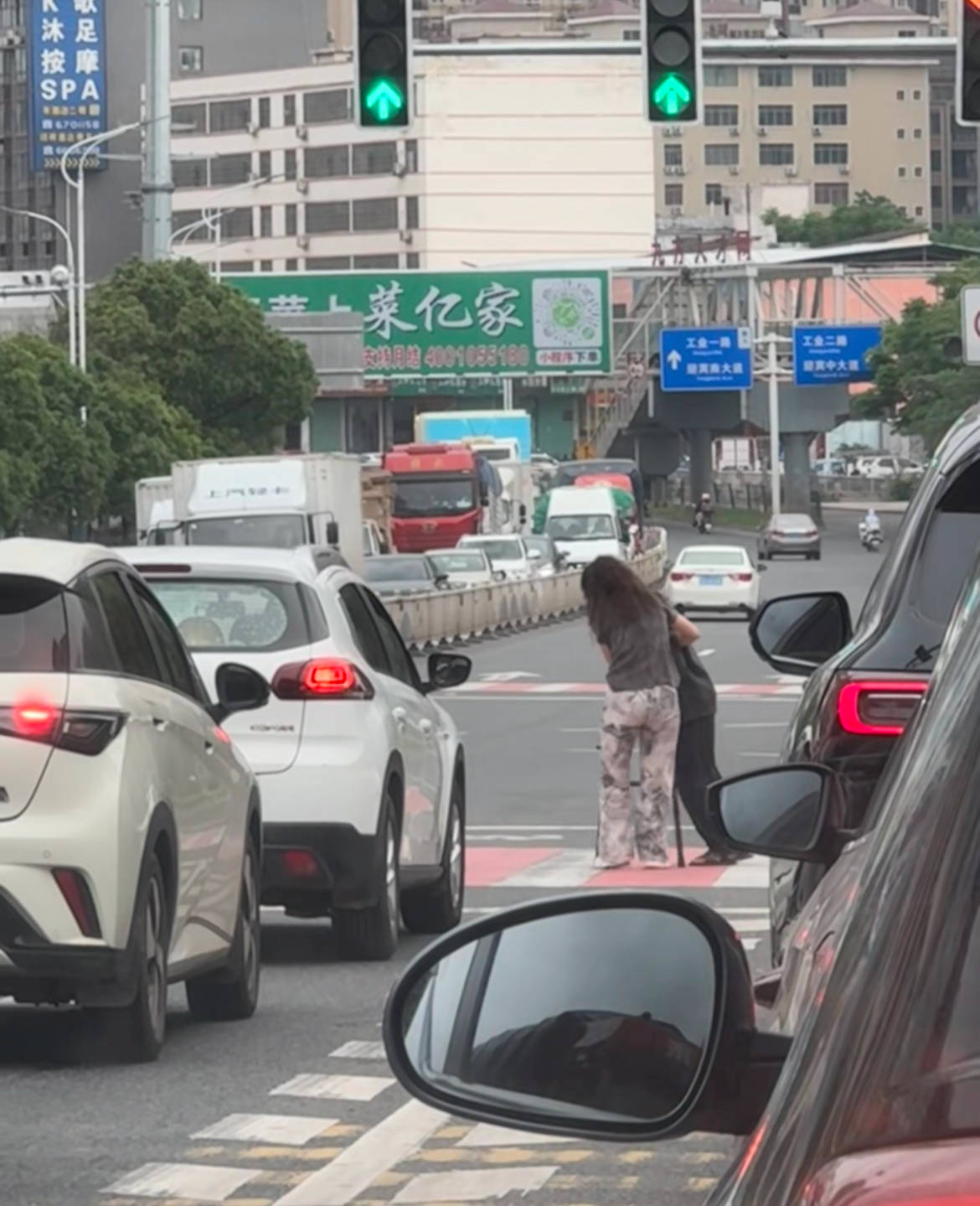 赣州女司机下车搀扶老人过马路<strong></p>
<p>软件融合</strong>，所有车辆等候4分钟，目击者：静静等待，没人按喇叭