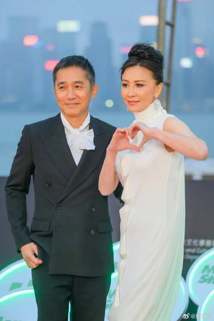 刘嘉玲连发10多张梁朝伟照片：他都不知道自己帅<strong></p>
<p>双货币对冲源码</strong>！头发白了也不肯染