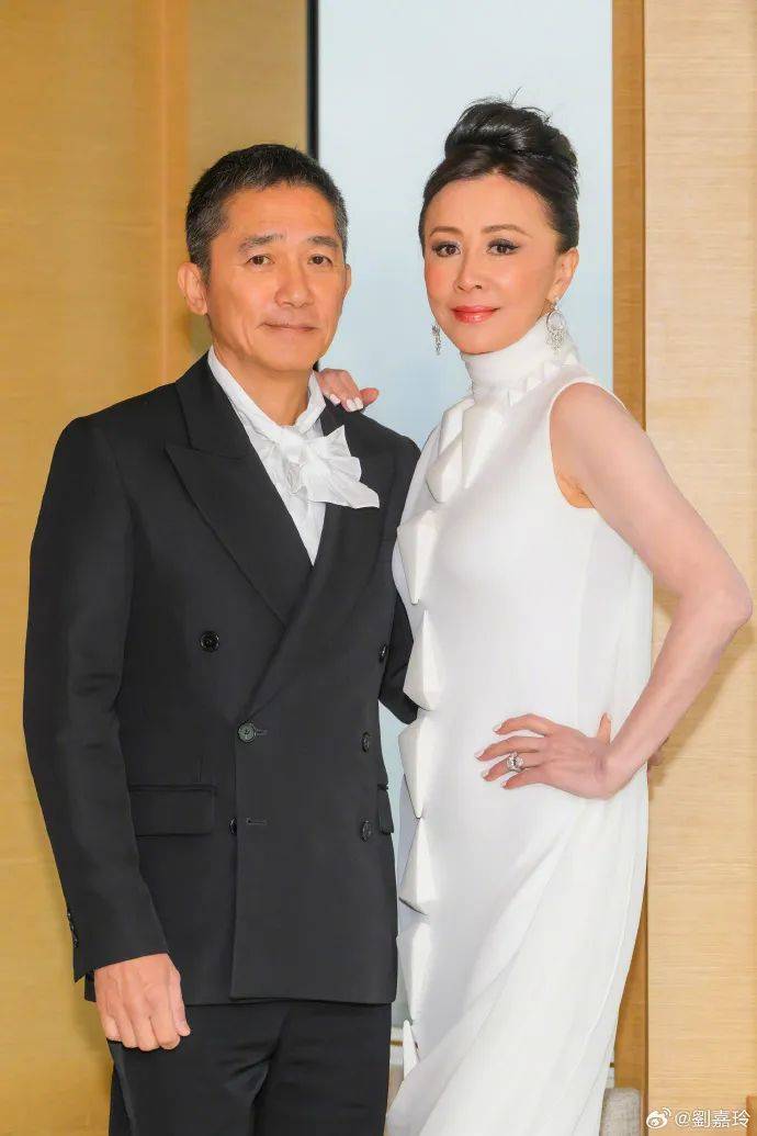 刘嘉玲连发10多张梁朝伟照片：他都不知道自己帅<strong></p>
<p>双货币对冲源码</strong>！头发白了也不肯染