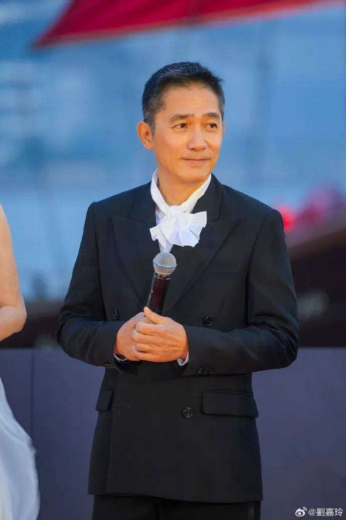 刘嘉玲连发10多张梁朝伟照片：他都不知道自己帅<strong></p>
<p>双货币对冲源码</strong>！头发白了也不肯染