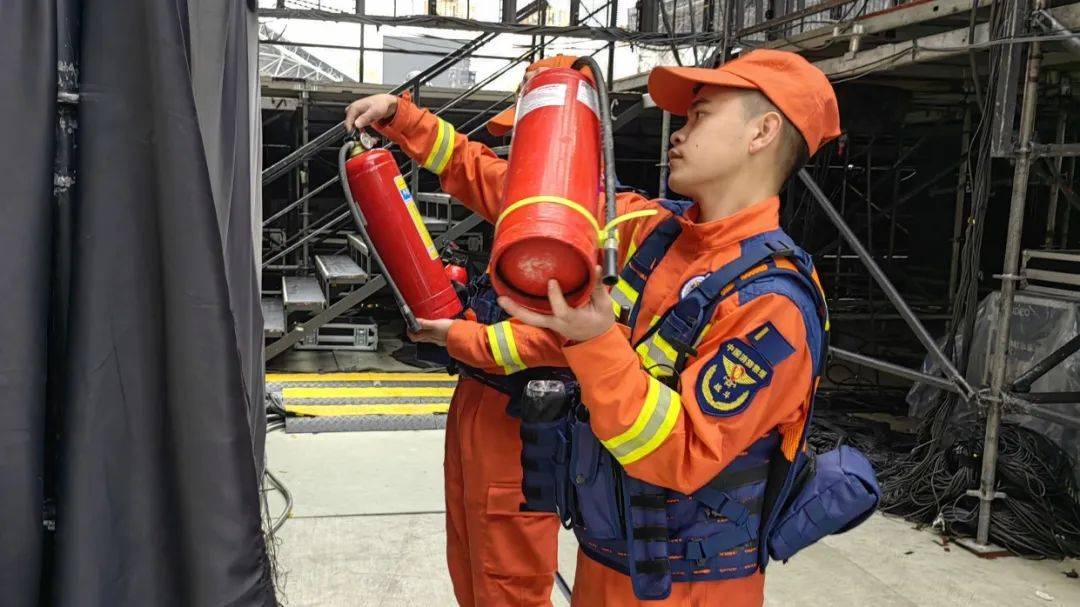 凤凰传奇演唱会万人蹦迪！观山湖消防：大家尽管嗨<strong></p>
<p>双货币对冲源码</strong>，我们护周全