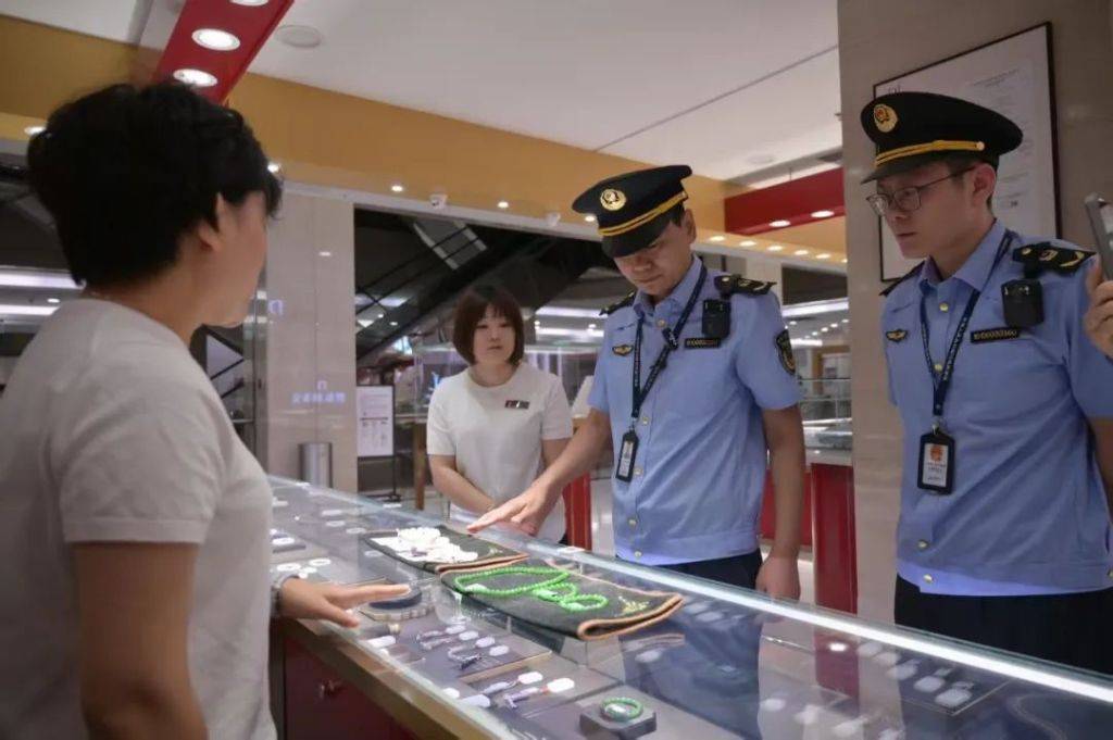 人民日报评论：莫让“胖东来们”陷入“棒杀”“捧杀”泥潭