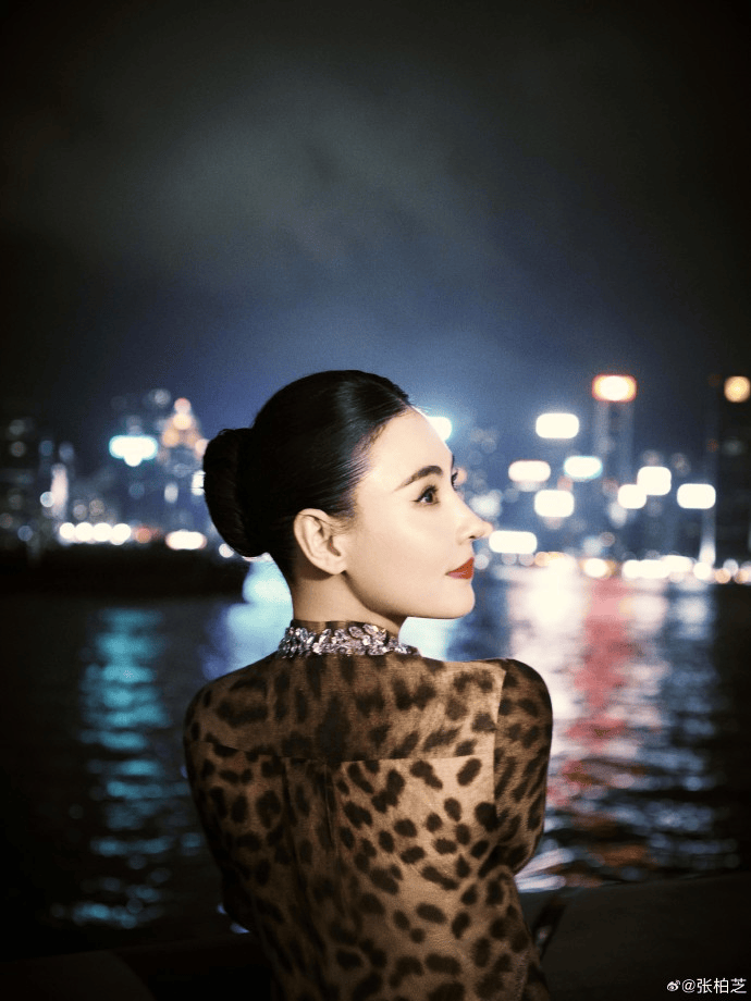 张柏芝身穿豹纹装<strong></p>
<p>tbcc币</strong>，时隔26年再现我养你名场面！烈焰红唇太抢镜