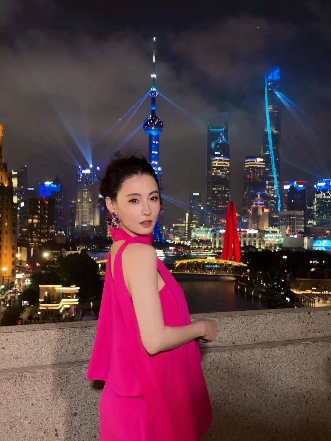 张柏芝身穿豹纹装<strong></p>
<p>tbcc币</strong>，时隔26年再现我养你名场面！烈焰红唇太抢镜