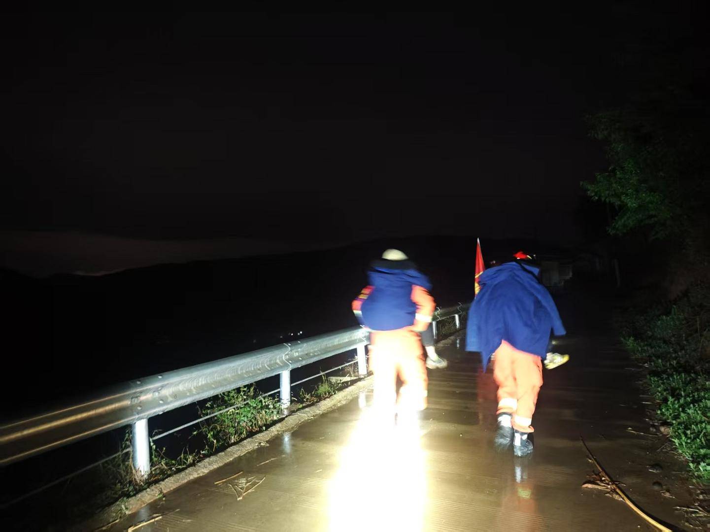云南2名母亲带3娃登山半夜迷路:其中一名9岁儿童受伤意识不清 消防连夜救援