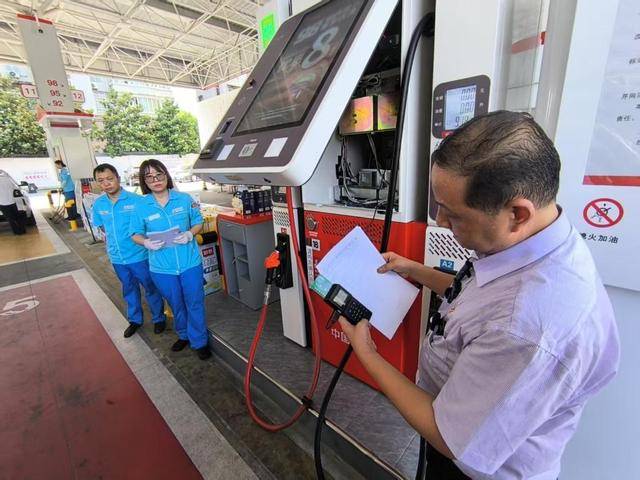 汽车加完油，留在加油枪和油管里的油计费吗？