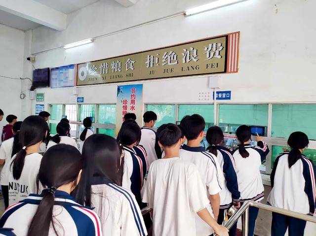 “小官巨贪校长”<strong></p>
<p>清币价格</strong>,让乡镇初中生吃不饱