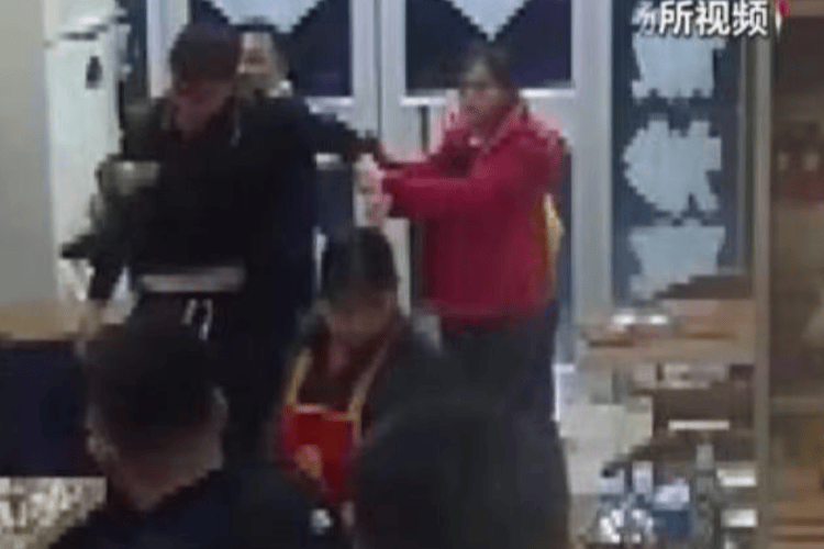 被打后还手是不是互殴？“小案”也适用正当防卫