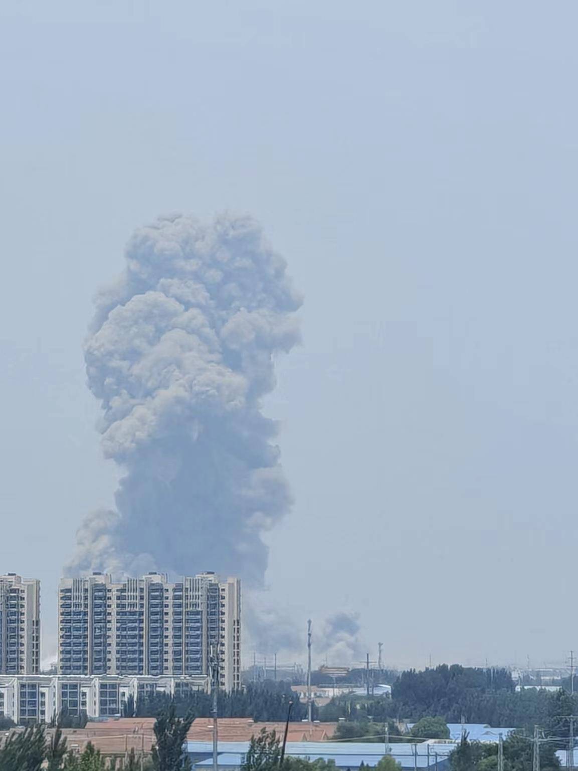 山东高密一化工车间发生爆炸，一公里外饭店窗户被震碎，当地：现场已疏散完毕，具体情况核实中