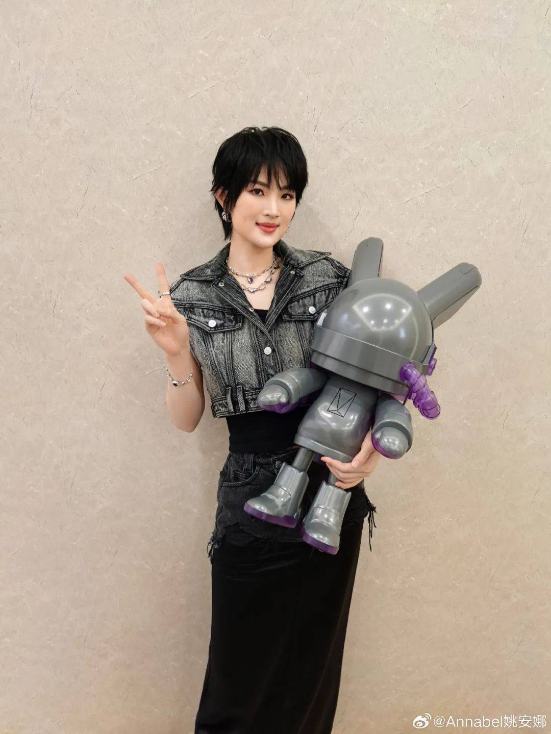 姚安娜被问到哈佛大学拒收国际生<strong></p>
<p>美货币升值</strong>，微笑回应“还好毕业了”，此前曾以满分成绩考入哈佛大学