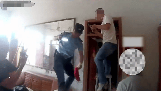 老人用红袜子包裹一万元现金藏在门框上<strong></p>
<p>美货币升值</strong>,一天后不翼而飞,警方破案:偷钱的是老鼠