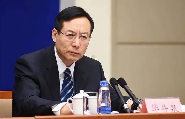 69岁原中央委员落马<strong></p>
<p>多货币对冲</strong>，7年前曾引咎辞职！贪了近20年的“老虎”被判死缓