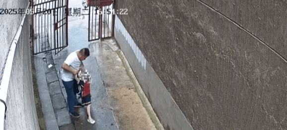 女童放学被陌生男子拖进小巷<strong></p>
<p>多货币对冲</strong>，湖南警方通报：刘某某（男，38岁）被拘留，将追究刑事责任