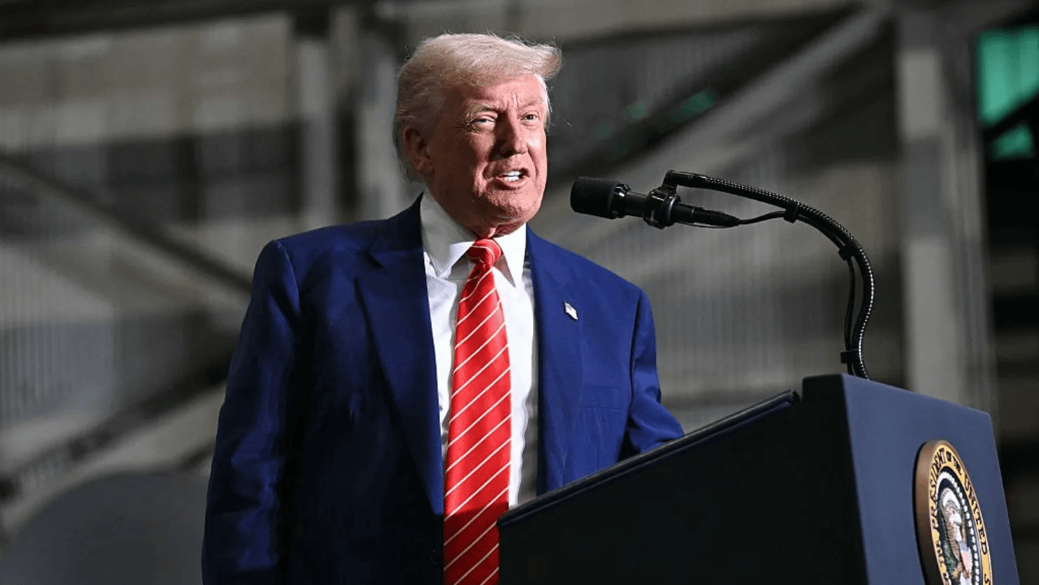 特朗普下令暂停12国公民进入美国，他要关上国门吗？丨国际观察