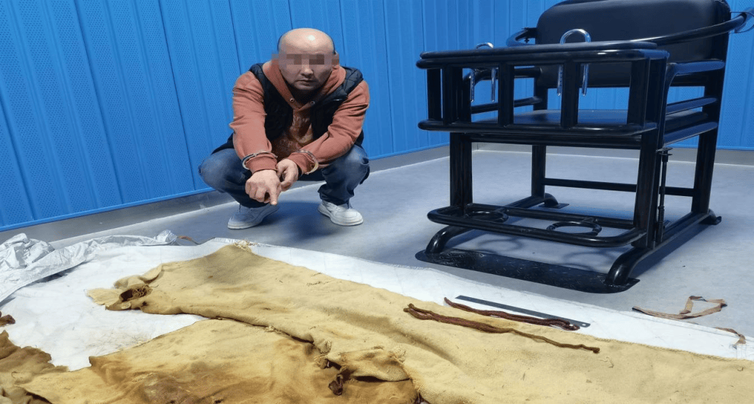 男子从干尸上扯下“裹尸布”<strong></p>
<p>y币</strong>,保存20年后拿出来卖?