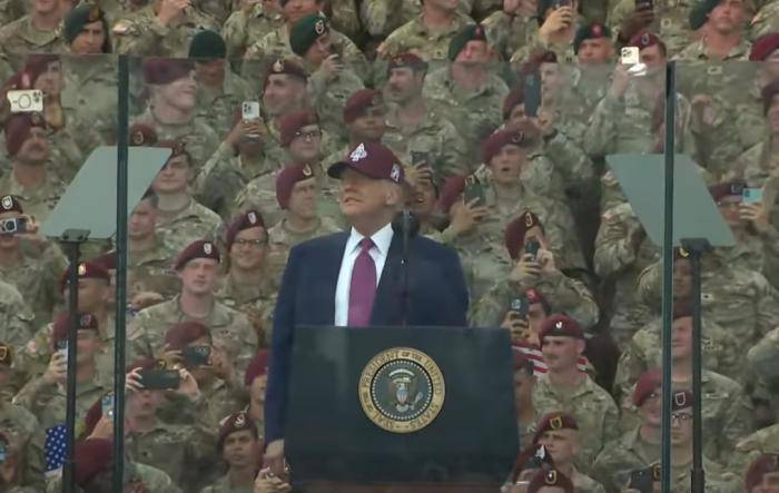 身高1.91米的特朗普在巨型防弹玻璃后演讲<strong></p>
<p>债券现货交易</strong>，玻璃高度或超两米