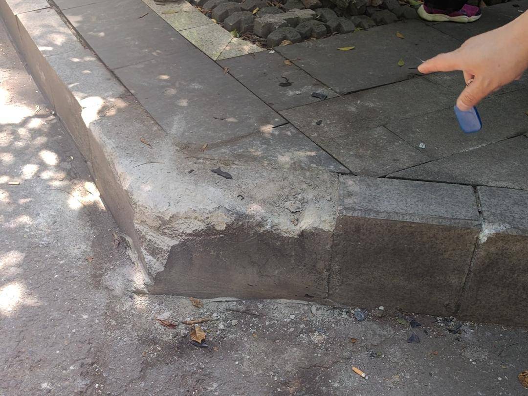 重庆一司机冲围堵致1死4伤 目击者称发生两次撞击