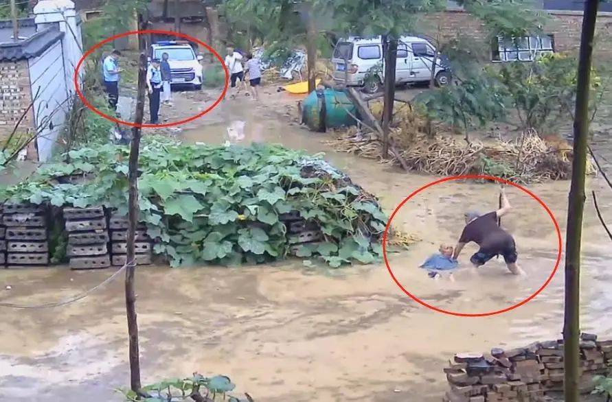 水中摔倒老人家属回应民警被免职：公开视频不是为了要处理谁，挖排水沟后家门口积水已退