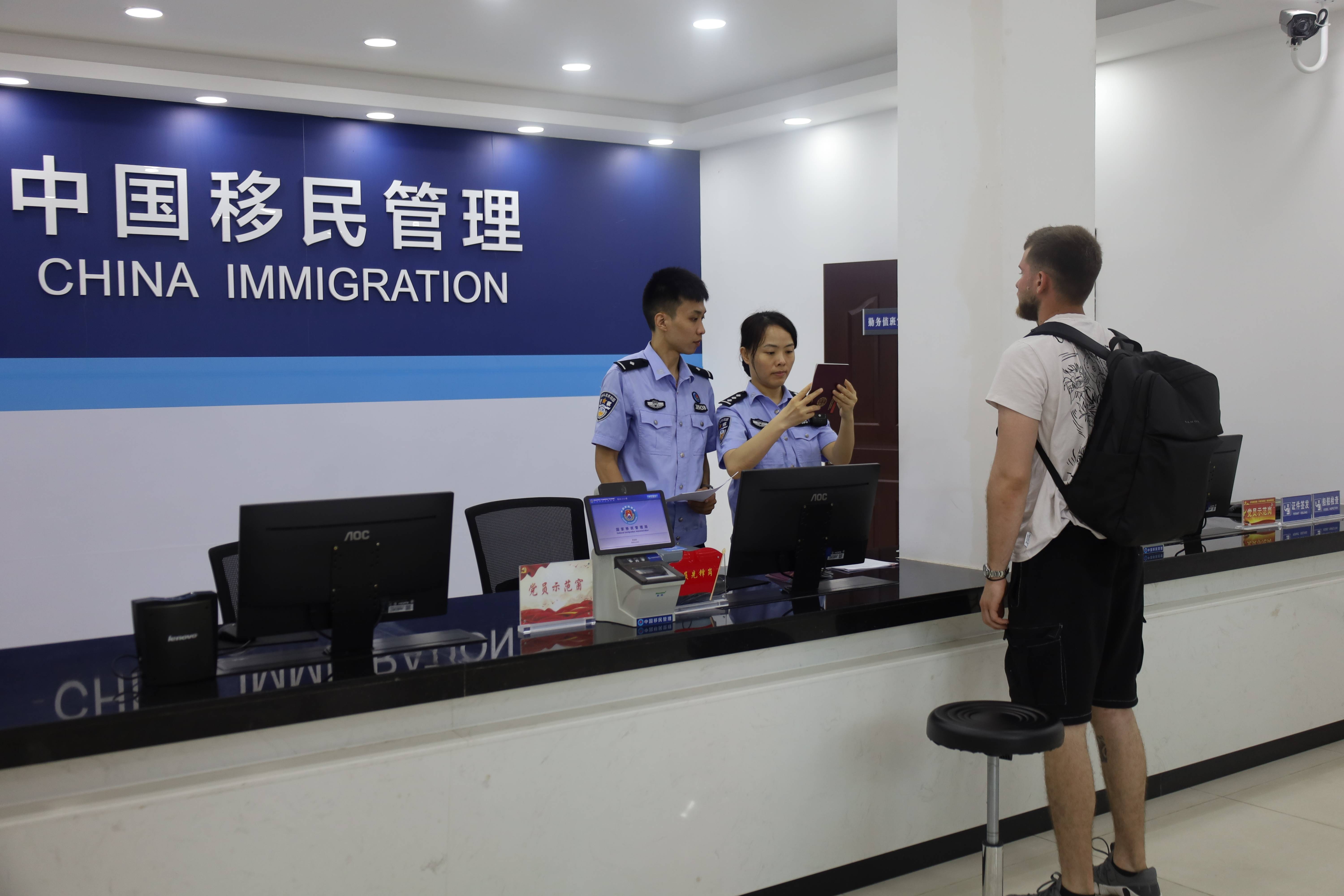 “第一次吃<strong></p>
<p>货币互换保证金</strong>,像吃葡萄!”外籍船员在惠州品尝荔枝