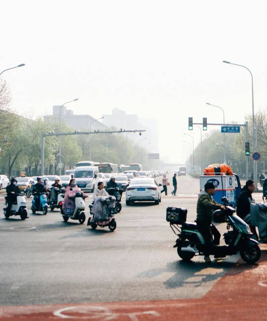 再有钱的北京白领，也得穿“电驴套装”