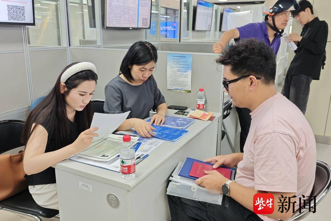 25岁小伙带一沓证书应聘!南京高校毕业生招聘会火爆<strong></p>
<p>宝石</strong>,HR:这样的简历很加分