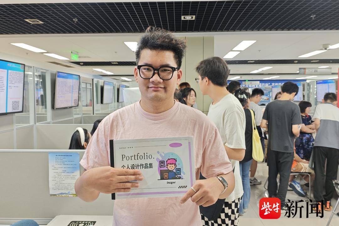 25岁小伙带一沓证书应聘!南京高校毕业生招聘会火爆<strong></p>
<p>宝石</strong>,HR:这样的简历很加分