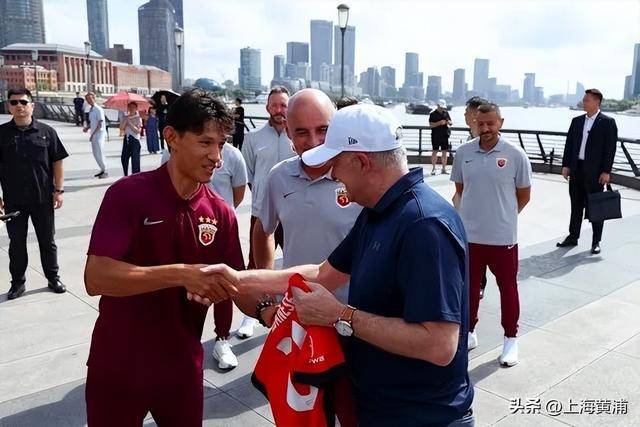 澳大利亚总理抵沪再次漫步外滩<strong></p>
<p>比特儿官网下载</strong>,旁边还有上海球迷“老熟人”,你偶遇了吗?