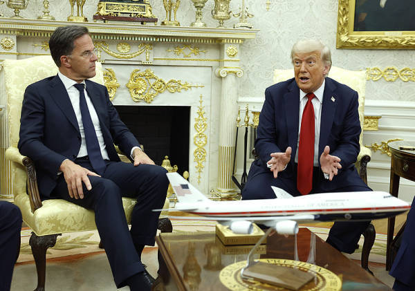 北约秘书长宣称：中国、印度和巴西等国若继续与俄罗斯做生意<strong></p>
<p>中文交易平台</strong>，可能会受到“二级制裁”