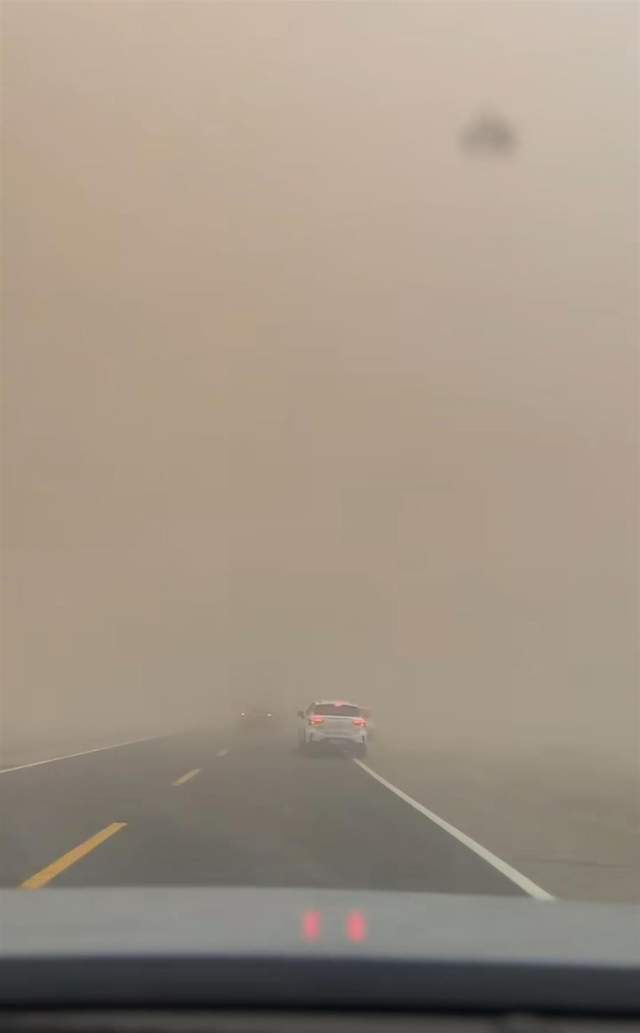 沙尘暴突袭甘肃敦煌<strong></p>
<p>bitpie比特派钱包</strong>，游客：百米高沙墙扑向公路，像是走进了末日小说