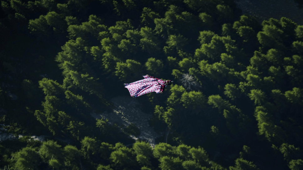 25岁中国翼装飞行者在意大利飞行时不幸撞上山壁遇难