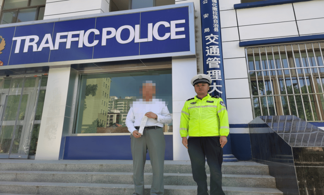 惊险<strong></p>
<p>比特派官网</strong>!青海一女童竟端坐在行驶中的轿车车顶!