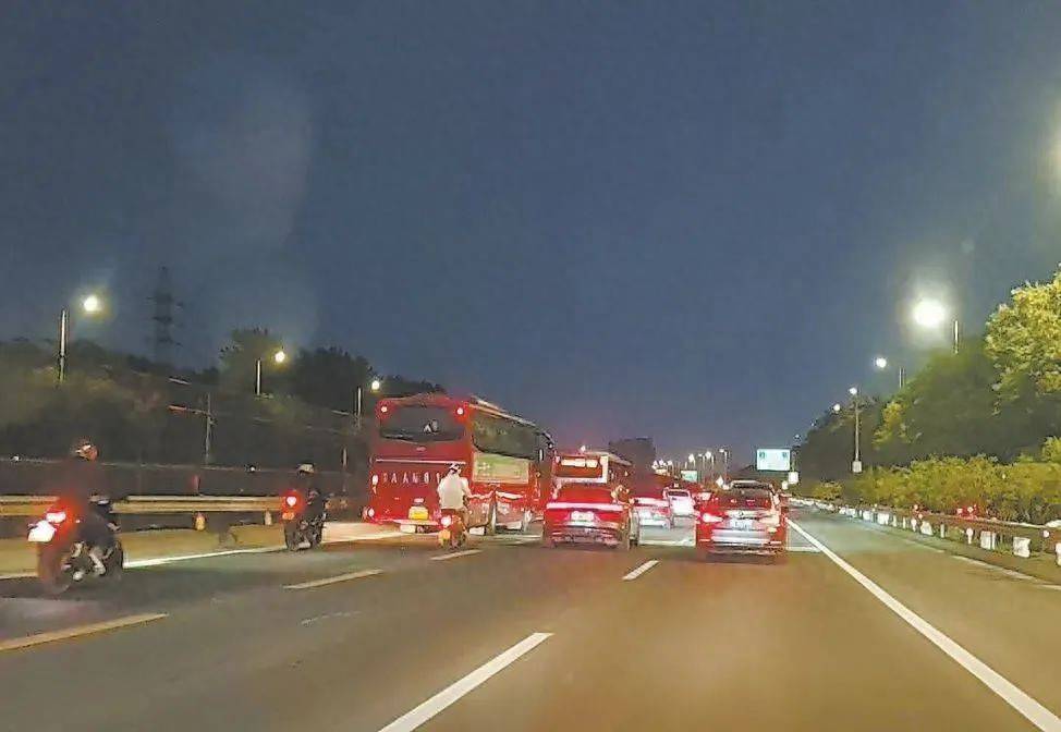 正在严查！京通快速路<strong></p>
<p>比特派电话</strong>，半小时18辆摩托车违法行驶