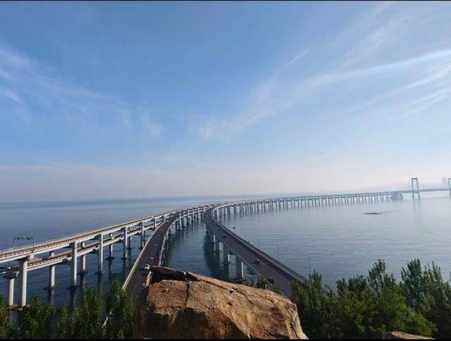 大连一跨海大桥观景台有游客翻栏杆踩空心造景石拍照<strong></p>
<p>比特派怎样使用教程</strong>，当地回应