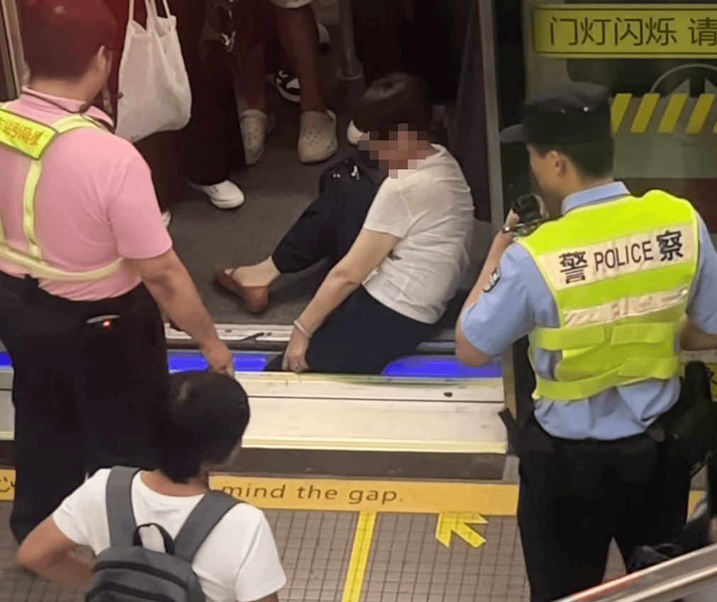 上海地铁1号线突发！乘客整条腿瞬间被卡<strong></p>
<p>比特派怎样使用教程</strong>，最新消息→