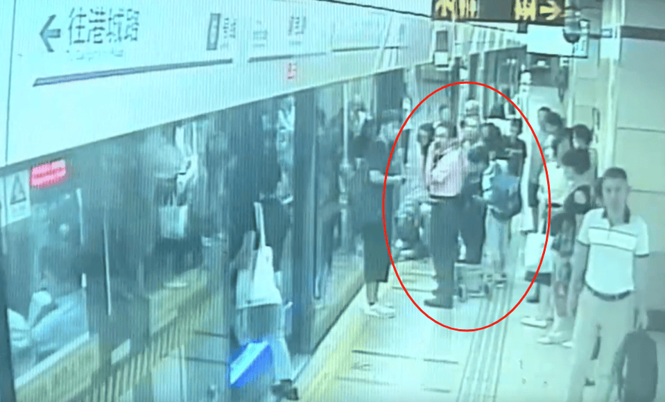 上海地铁1号线突发！乘客整条腿瞬间被卡<strong></p>
<p>比特派怎样使用教程</strong>，最新消息→