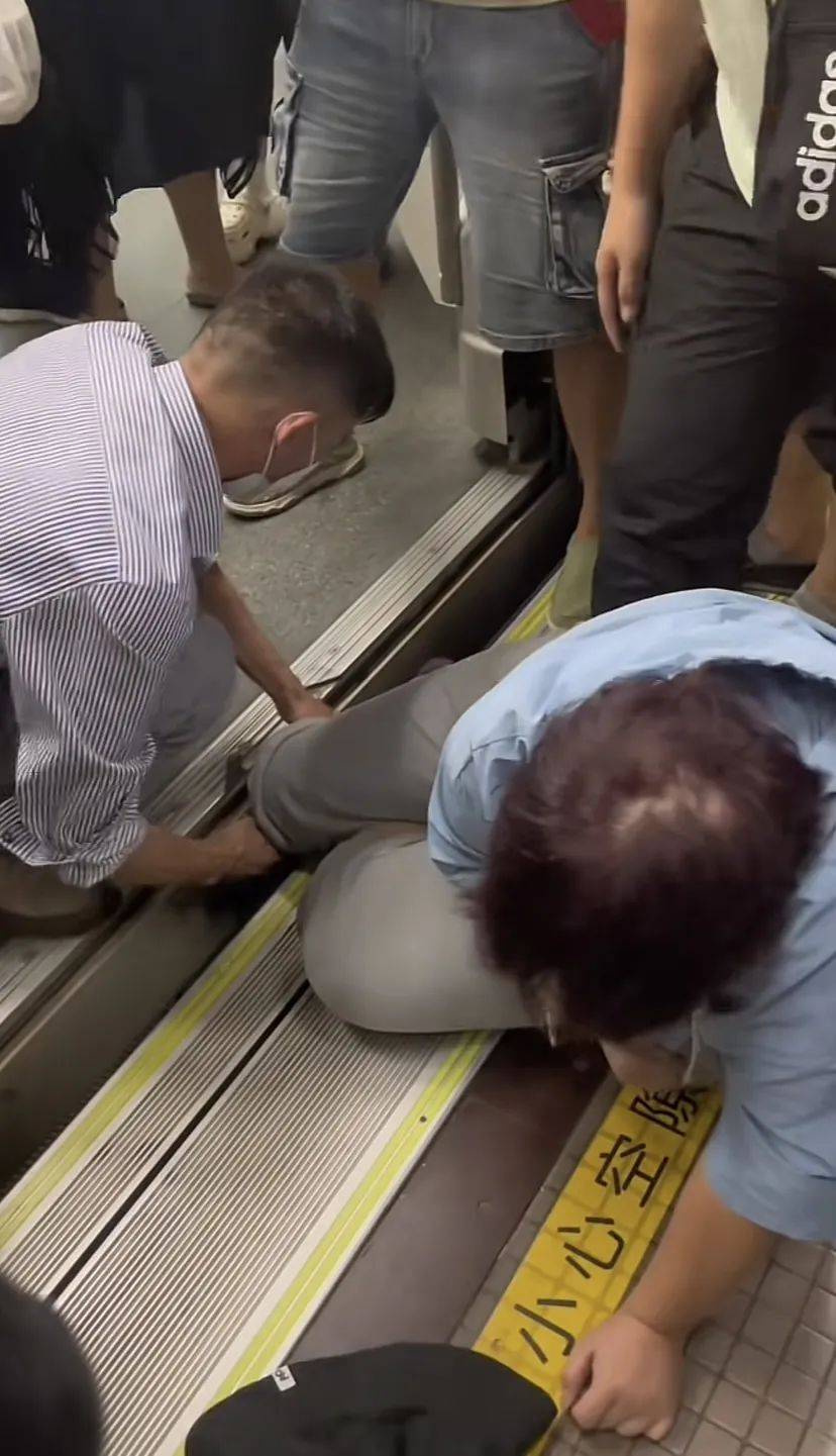 上海地铁1号线突发！乘客整条腿瞬间被卡<strong></p>
<p>比特派怎样使用教程</strong>，最新消息→