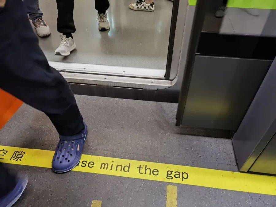 上海地铁1号线突发！乘客整条腿瞬间被卡<strong></p>
<p>比特派怎样使用教程</strong>，最新消息→