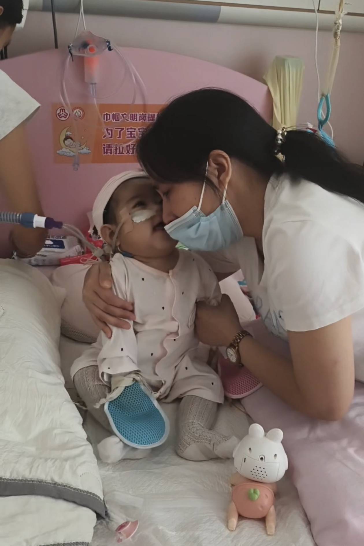 奶奶在哭<strong></p>
<p>币安</strong>，宝宝在笑！40天女婴重病，00后父亲割肝救女，术后这一幕让网友泪奔