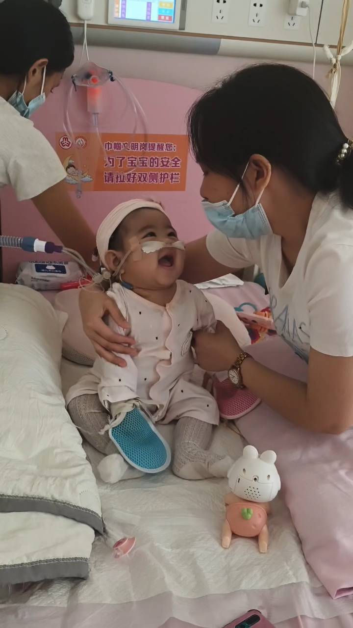 奶奶在哭<strong></p>
<p>币安</strong>，宝宝在笑！40天女婴重病，00后父亲割肝救女，术后这一幕让网友泪奔