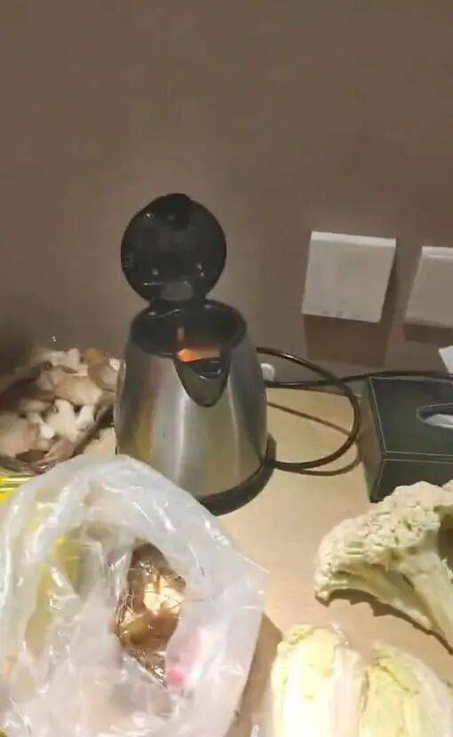 男子发视频“炫耀”用客房水壶煮火锅<strong></p>
<p>币安</strong>,当事酒店回应