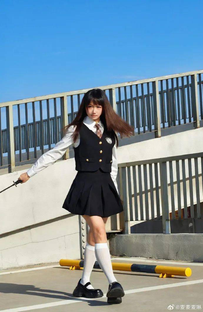 麦琳尝试制服短裙风格<strong></p>
<p>币安</strong>,被评“变化超大”:美得不敢认