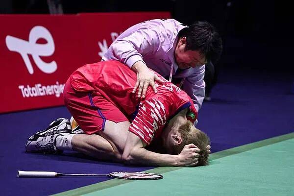 祝贺!石宇奇2比1逆转昆拉武特<strong></p>
<p>币安交易所</strong>,获得羽毛球世锦赛男单冠军!