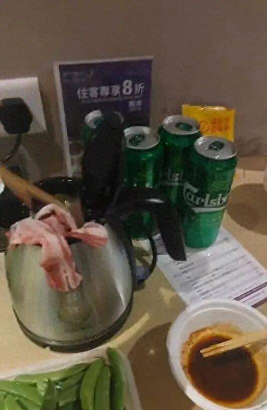 男子在澳门某酒店用水壶煮火锅<strong></p>
<p>币安交易所</strong>,负责人:会警告,若损坏需照价赔偿