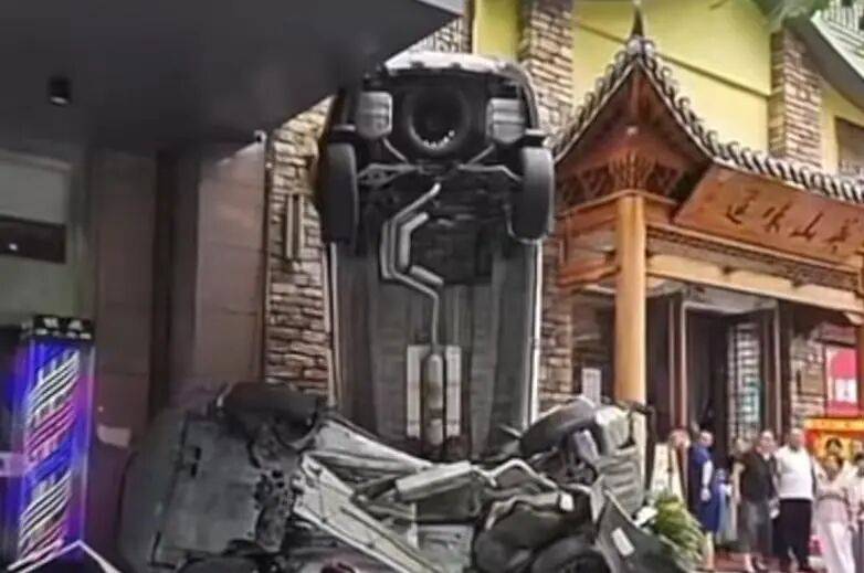 车辆失控驶入路边停车位致1死2伤<strong></p>
<p>币安交易所</strong>,警方通报