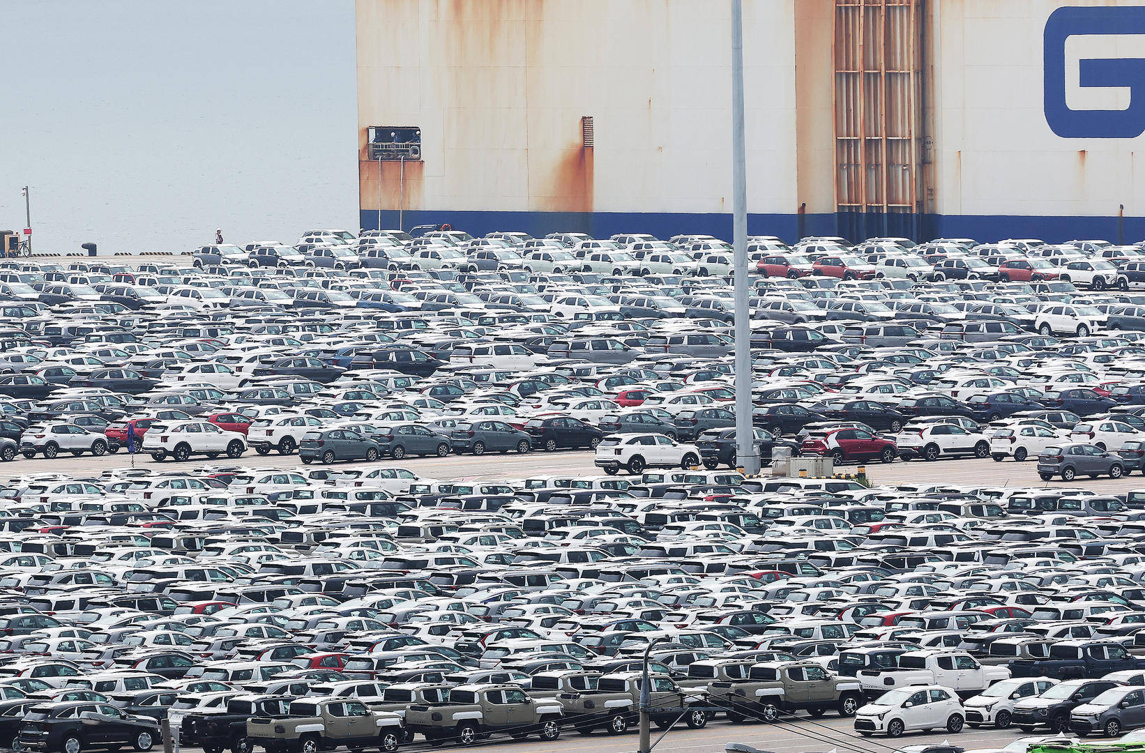 美“关税炸弹”影响在韩显现：汽车产业遭重击,半导体产业出口量大增