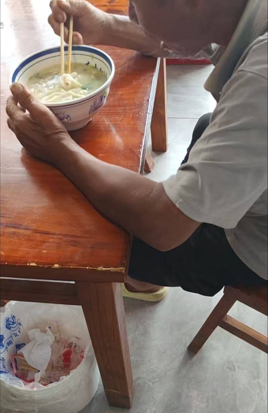 店门口大爷竹筐卖不动<strong></p>
<p>币安官网</strong>，河南周口面馆老板暖心发视频帮卖，网友隔空下单：我出钱你送人